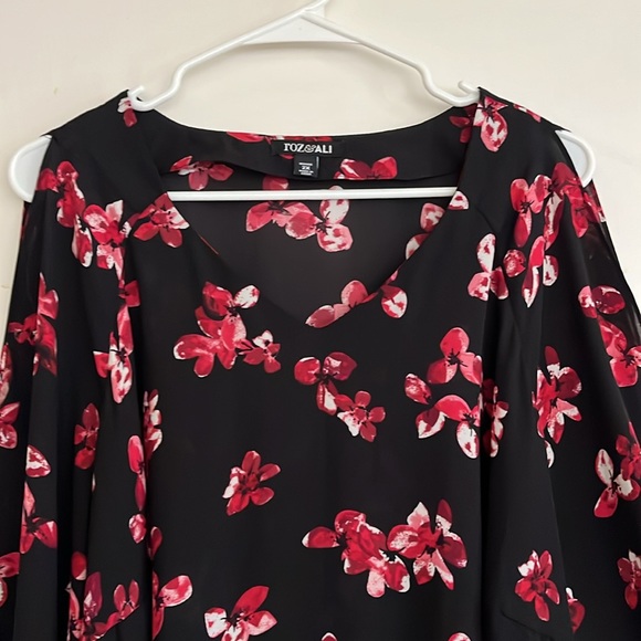 Roz & Ali Floral V-Neck Blouse w/Multi-Slit Chiffon Sleeves - Size 2X - Picture 2 of 10
